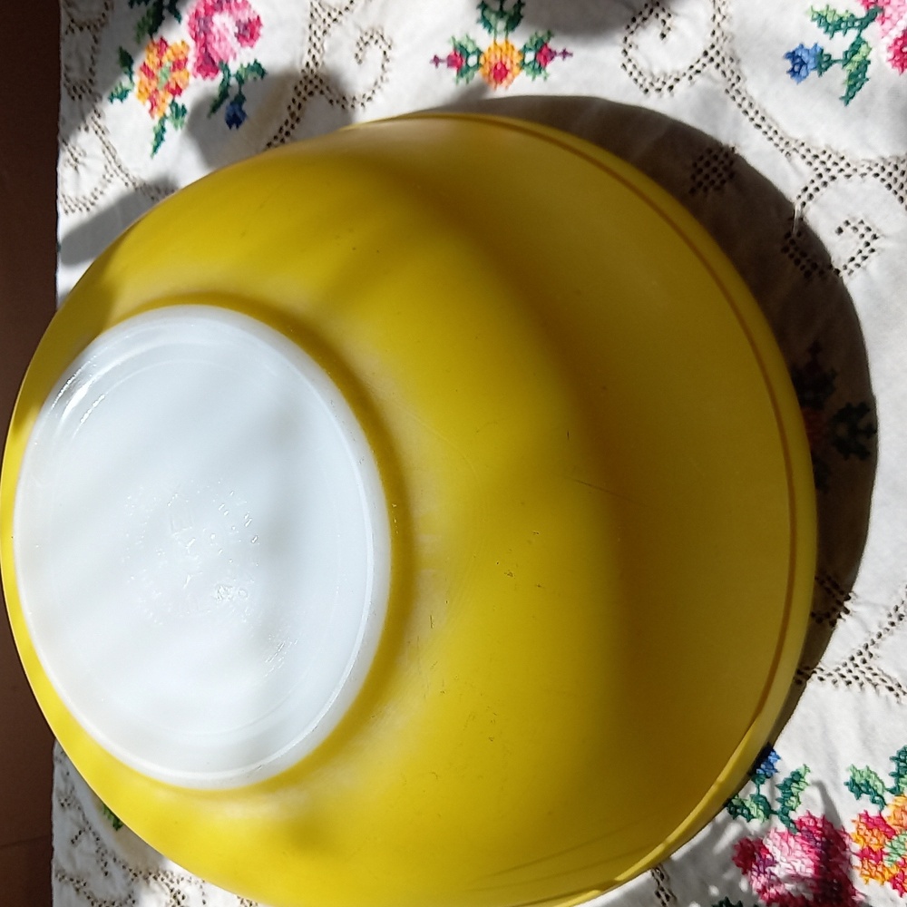 Vintage Pyrex Primary Yellow #403